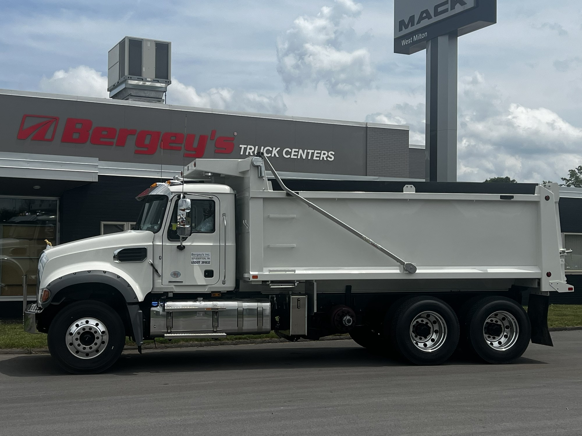 2026 MACK GR64F 2026 MACK GR64F - image 1 of 5