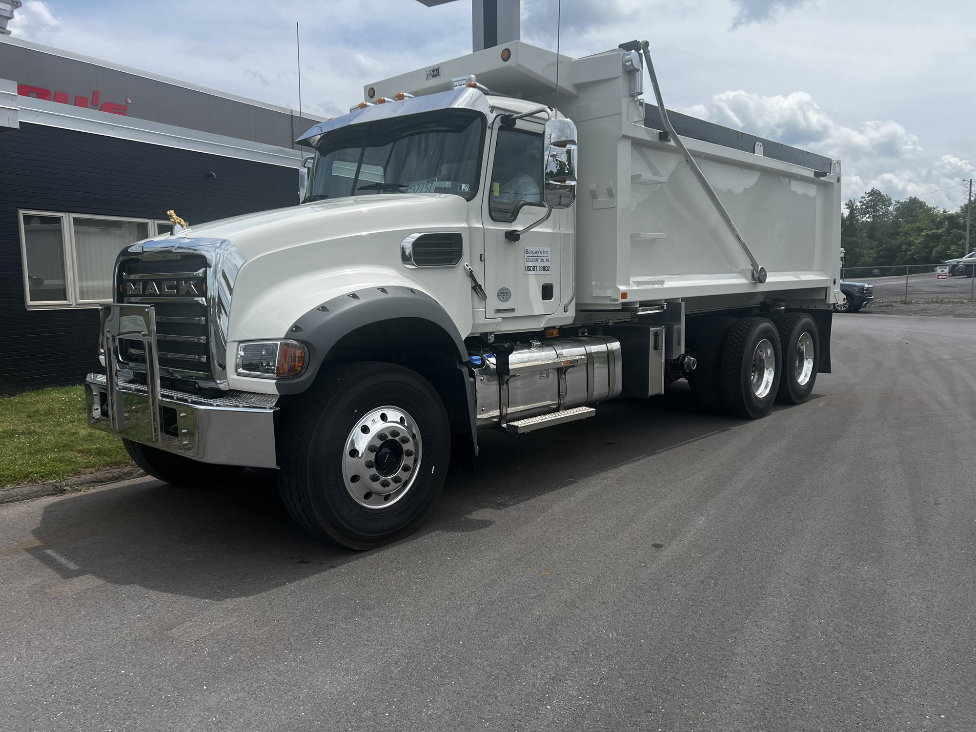 2026 MACK GR64F 2026 MACK GR64F - image 2 of 5