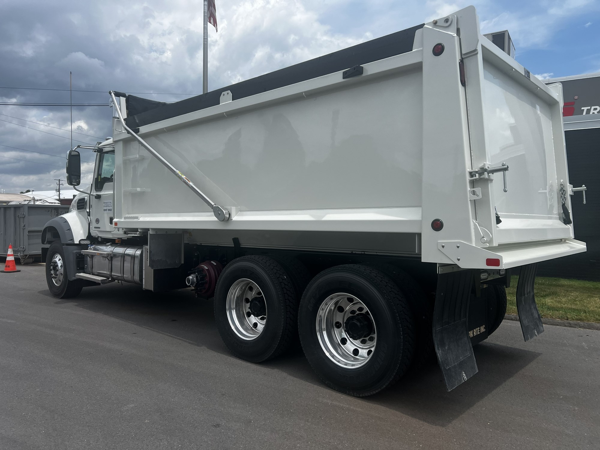 2026 MACK GR64F 2026 MACK GR64F - image 3 of 5