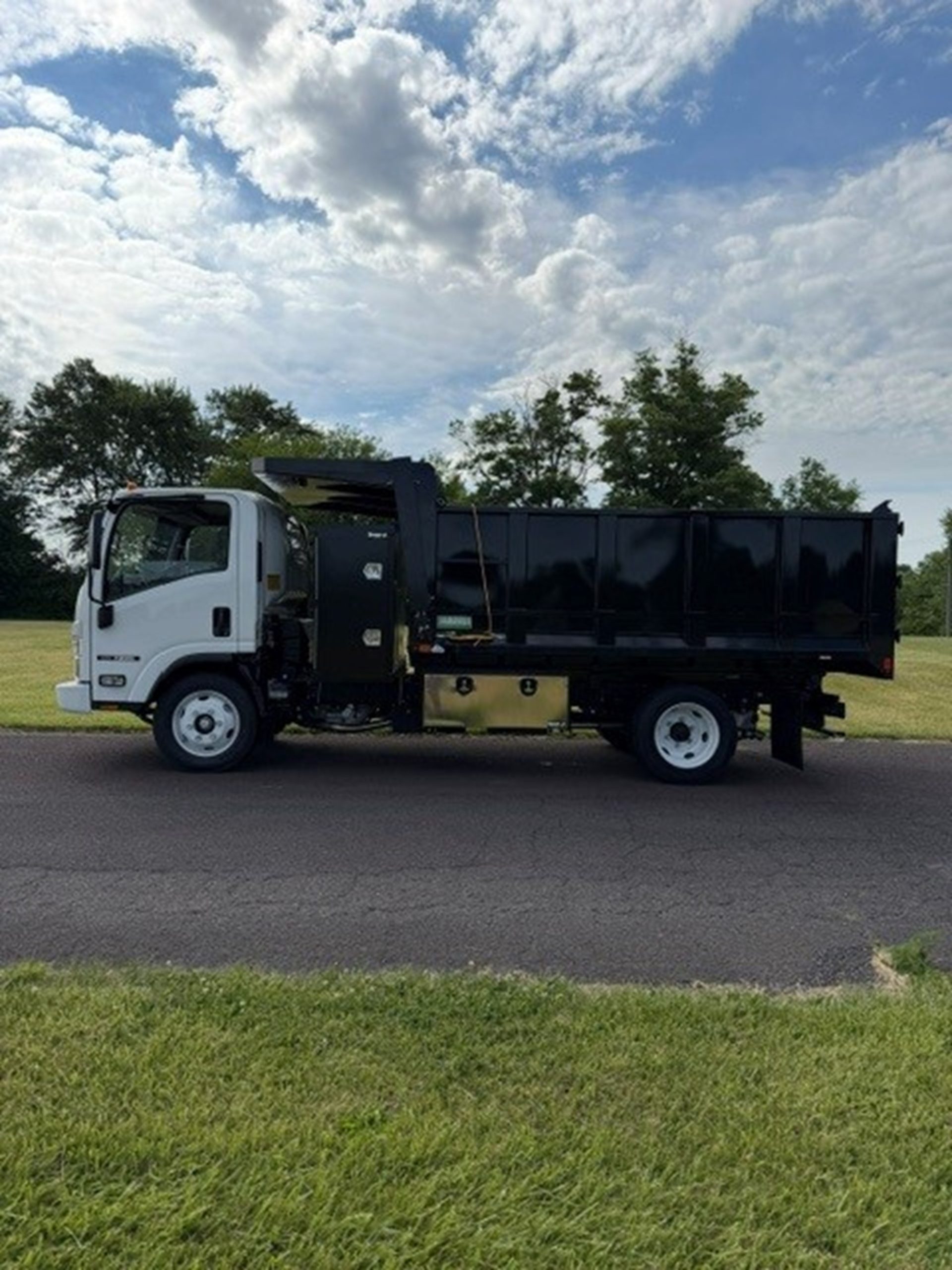 2025 Isuzu NRR GAS 2025 Isuzu NRR GAS - image 2 of 6