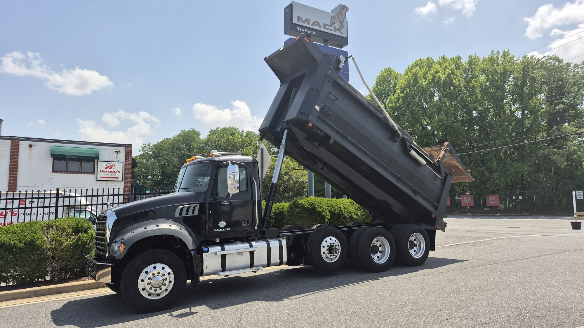 2017 MACK 700 2017 MACK 700 - image 1 of 6