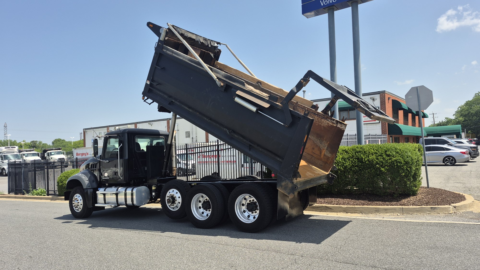2017 MACK 700 2017 MACK 700 - image 2 of 6