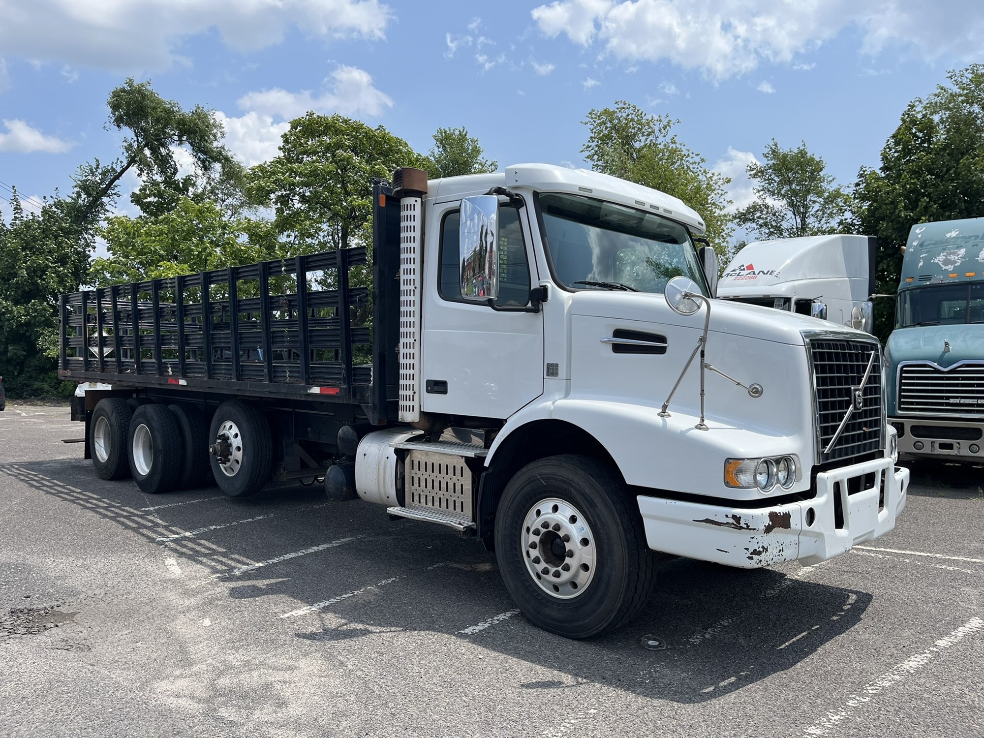 2014 VOLVO VHD 2014 VOLVO VHD - image 3 of 6
