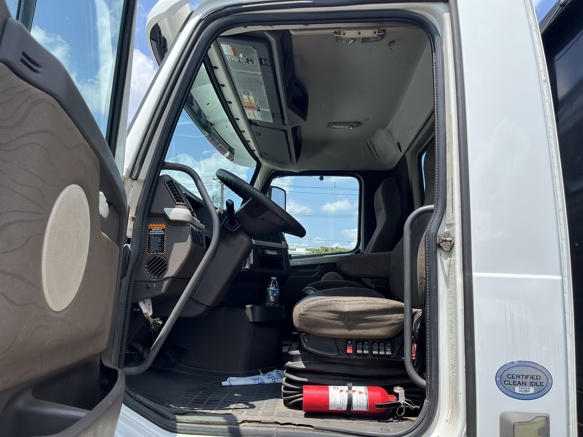 2014 VOLVO VHD 1025956-07 2014 VOLVO VHD 1025956-07