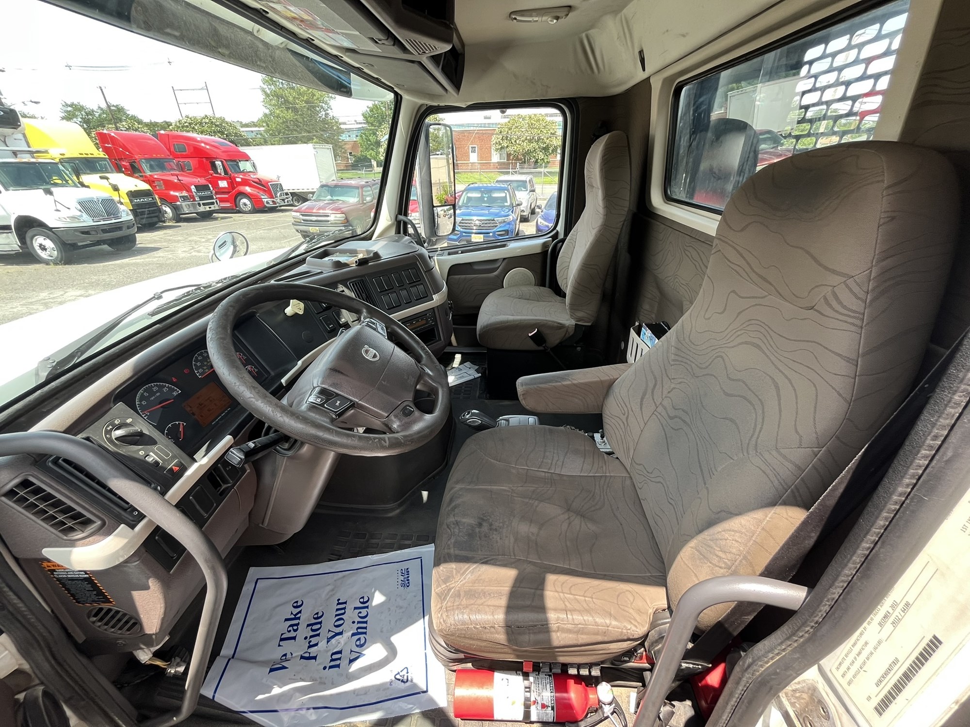2014 VOLVO VHD 1025956-11 2014 VOLVO VHD 1025956-11