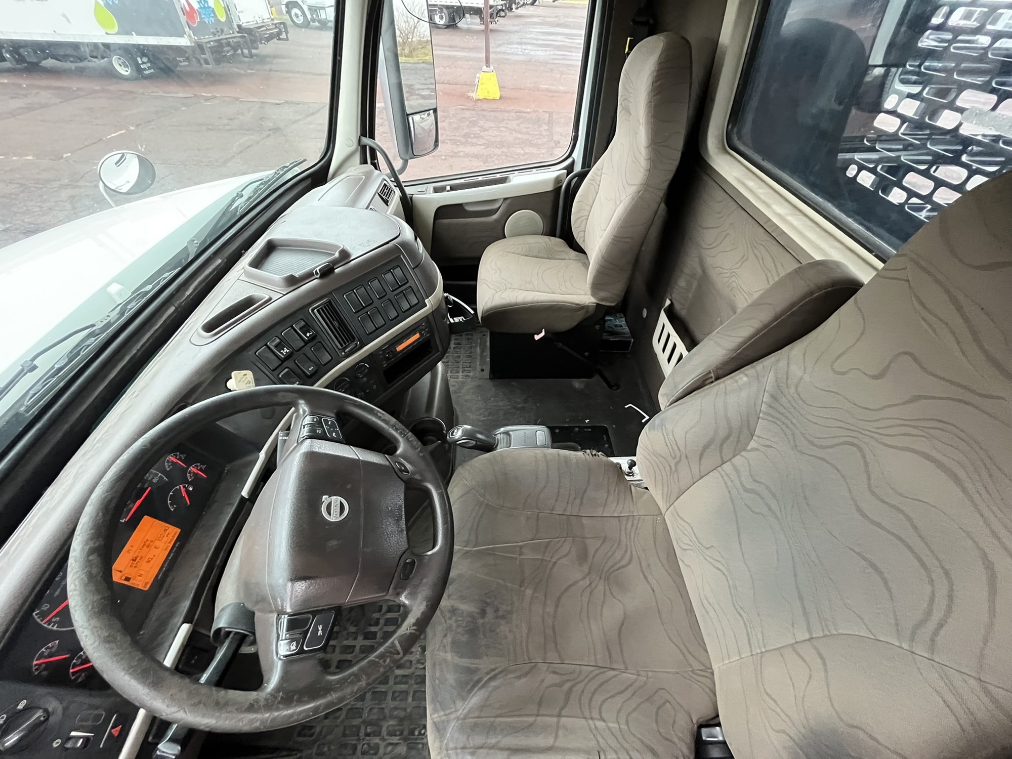2014 VOLVO VHD 1025956-13 2014 VOLVO VHD 1025956-13
