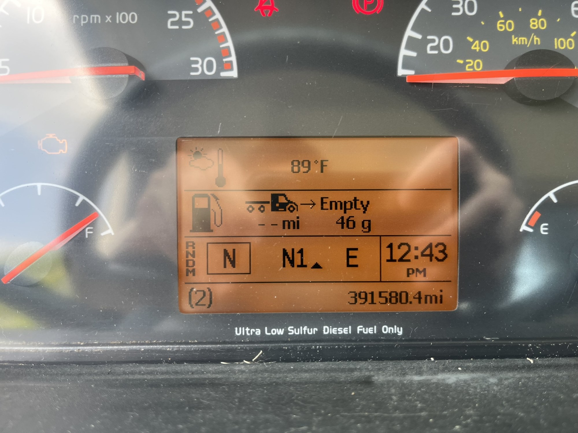 2014 VOLVO VHD 1025956-24 2014 VOLVO VHD 1025956-24