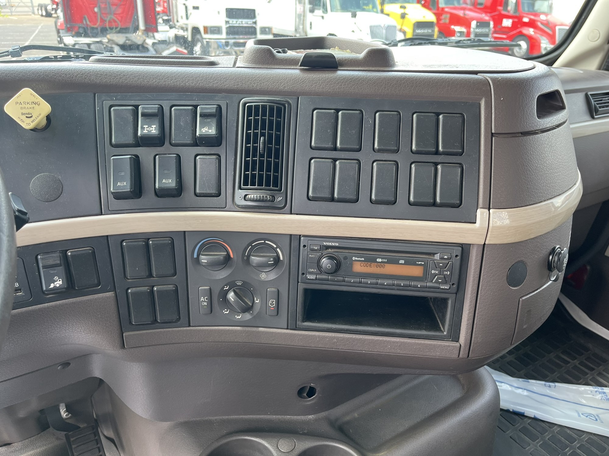 2014 VOLVO VHD 1025956-25 2014 VOLVO VHD 1025956-25
