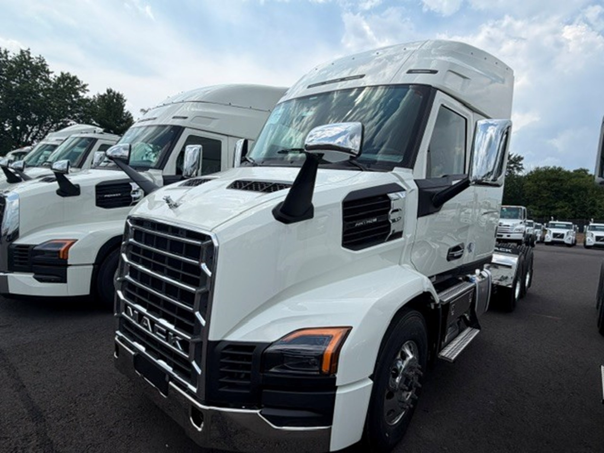 2027 MACK AN64TV04 2027 MACK AN64TV04 - image 1 of 6