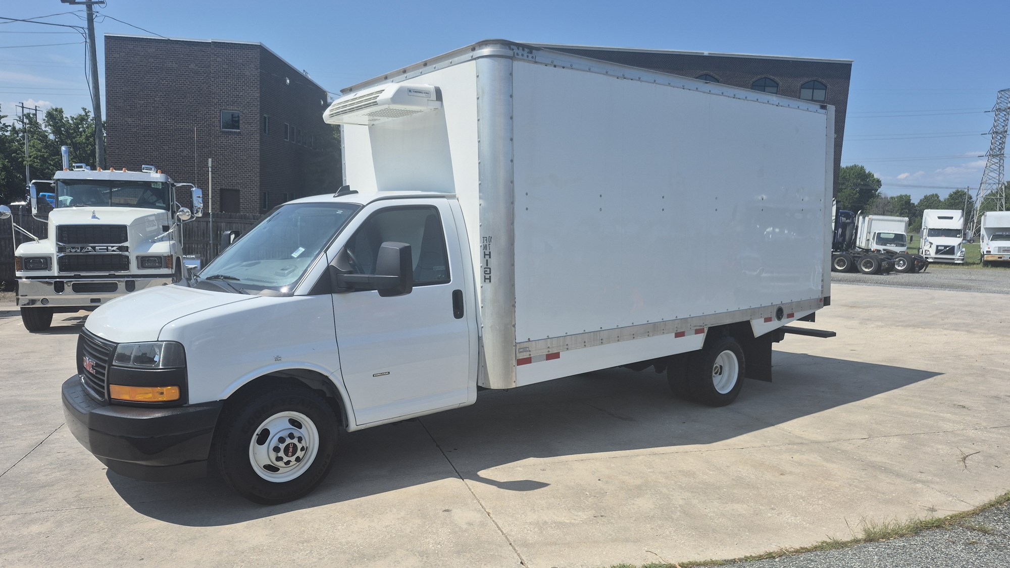 2024 GMC SAVANA 3500 2024 GMC SAVANA 3500 - image 1 of 6