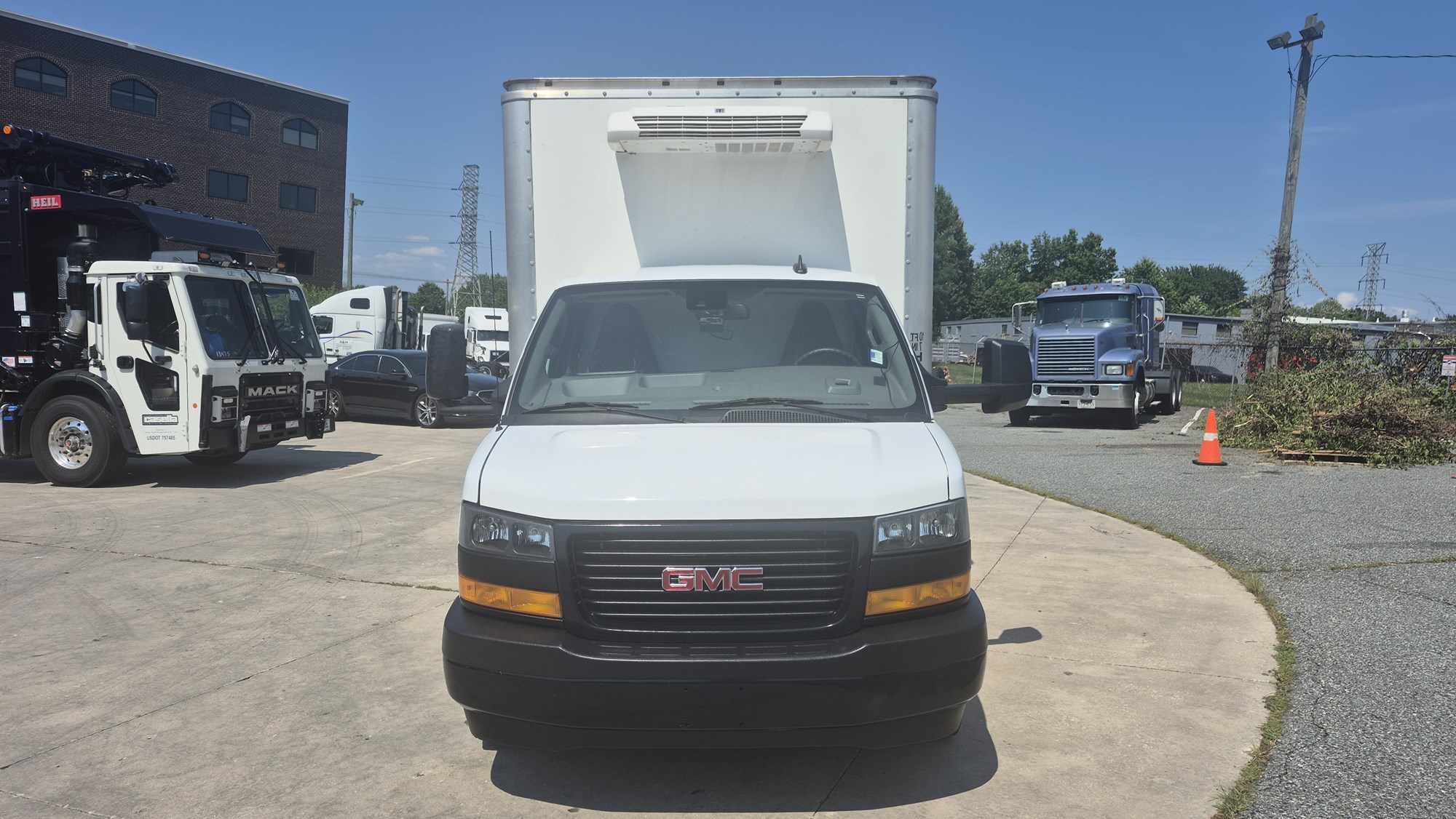 2024 GMC SAVANA 3500 2024 GMC SAVANA 3500 - image 2 of 6