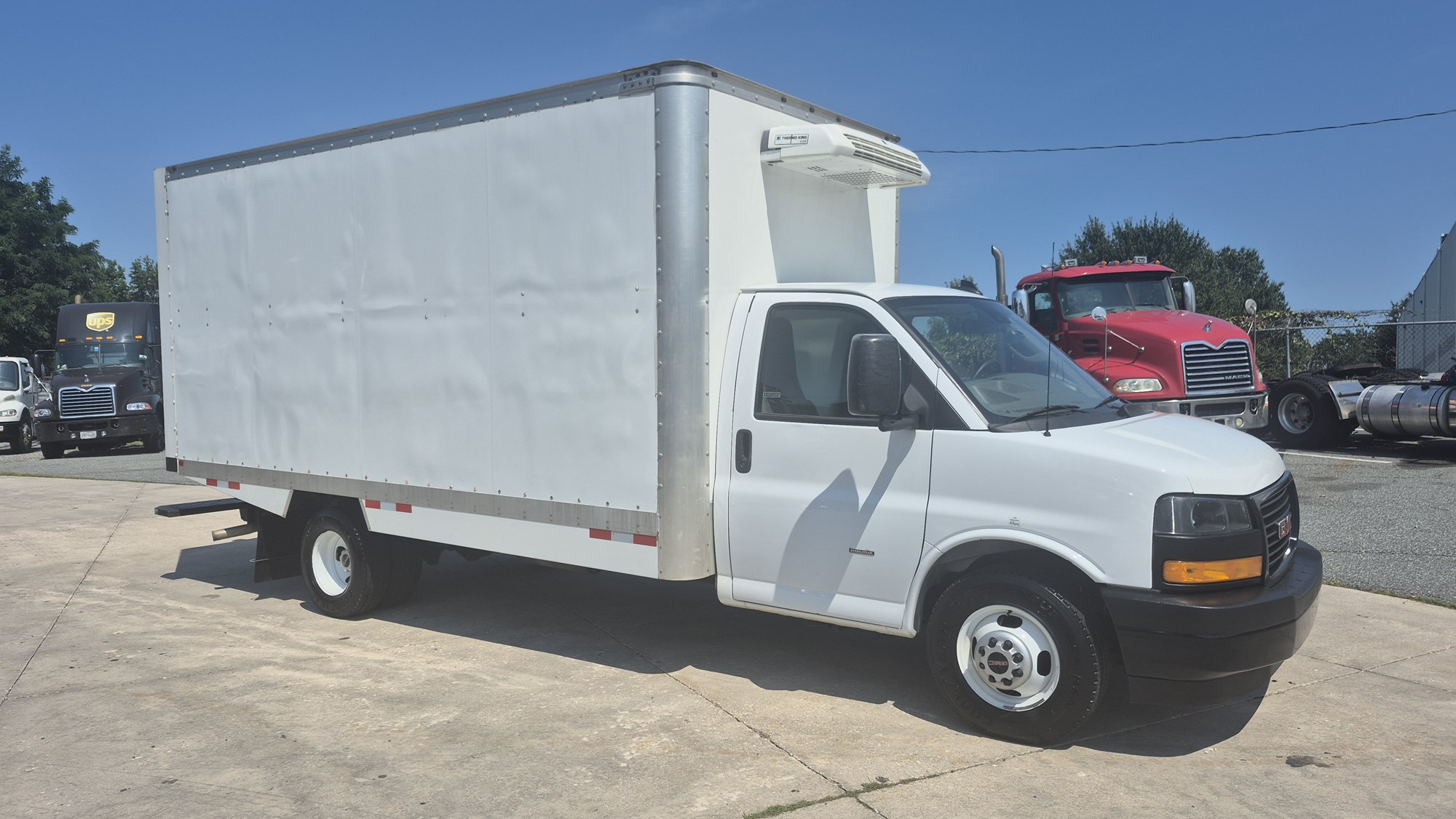 2024 GMC SAVANA 3500 2024 GMC SAVANA 3500 - image 3 of 6