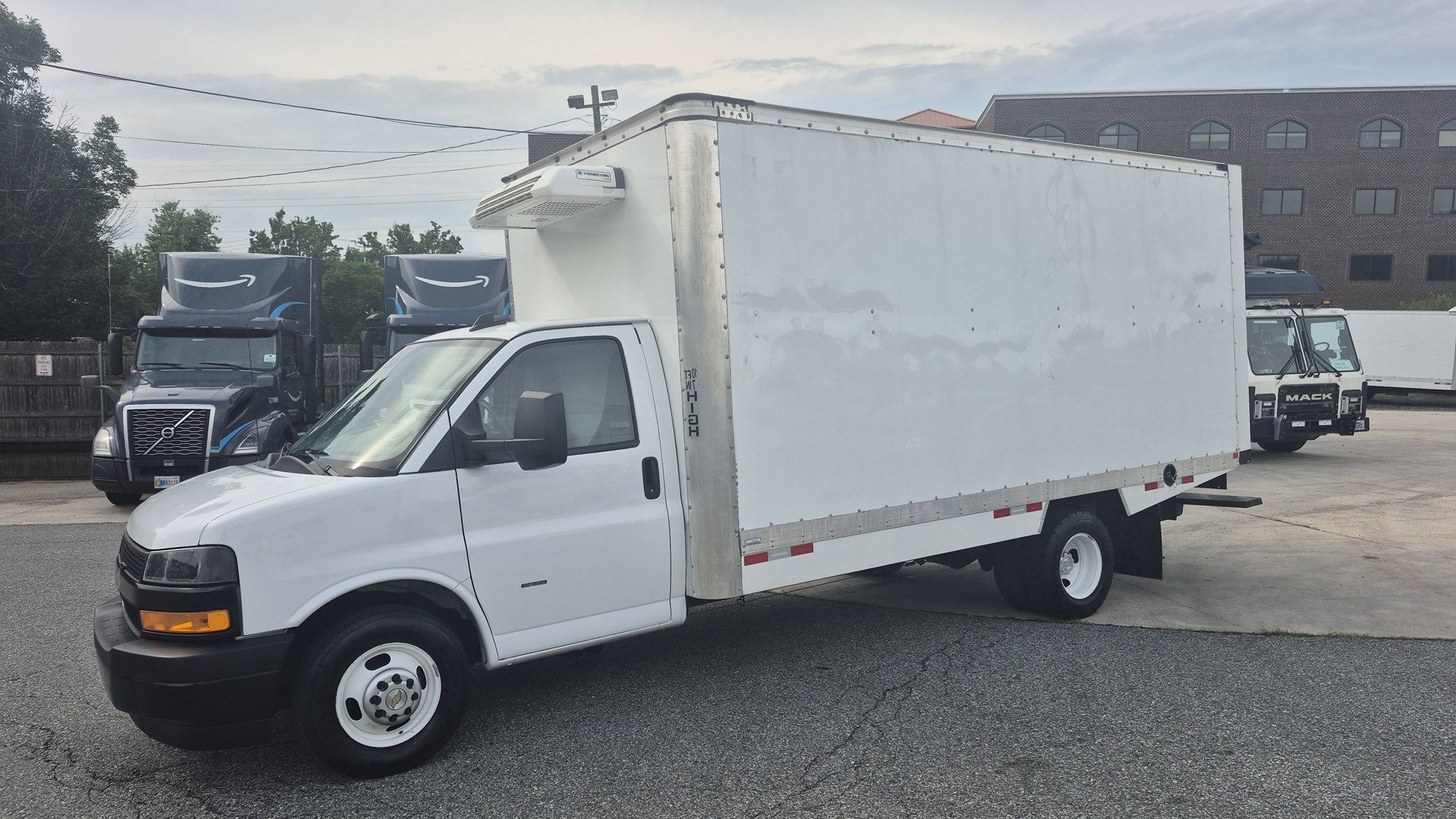 2024 GMC SAVANA 3500 2024 GMC SAVANA 3500 - image 1 of 6