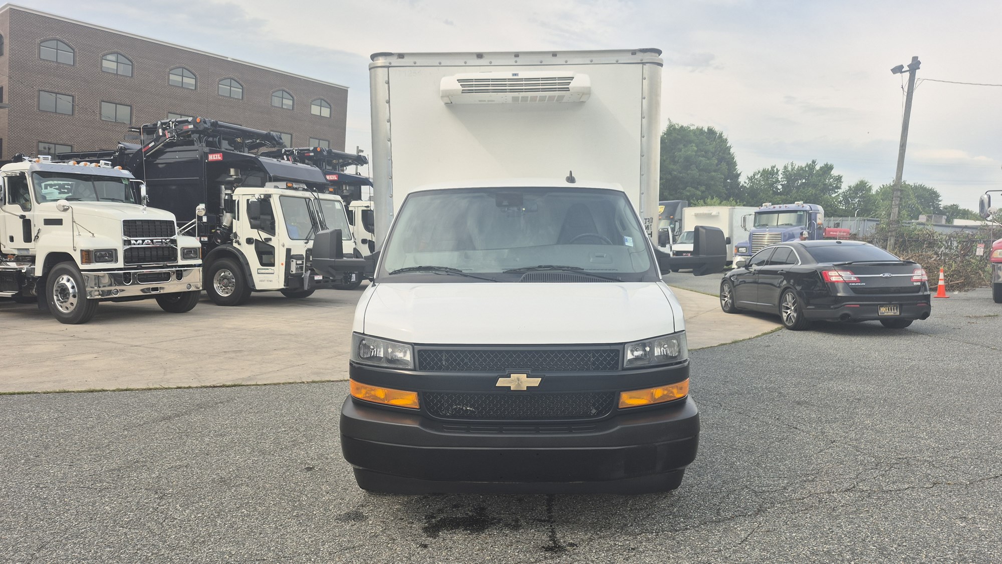 2024 GMC SAVANA 3500 2024 GMC SAVANA 3500 - image 2 of 6