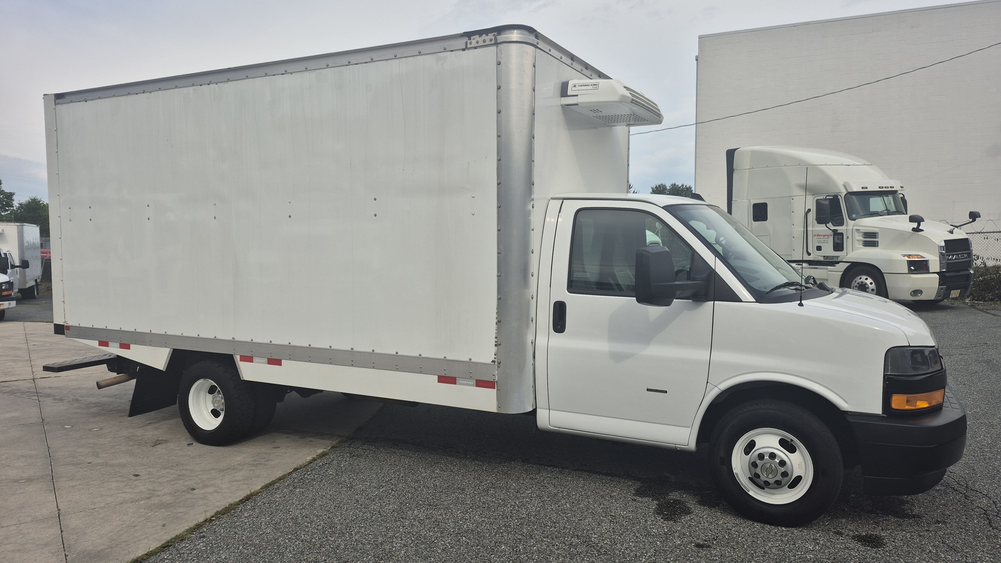 2024 GMC SAVANA 3500 2024 GMC SAVANA 3500 - image 3 of 6