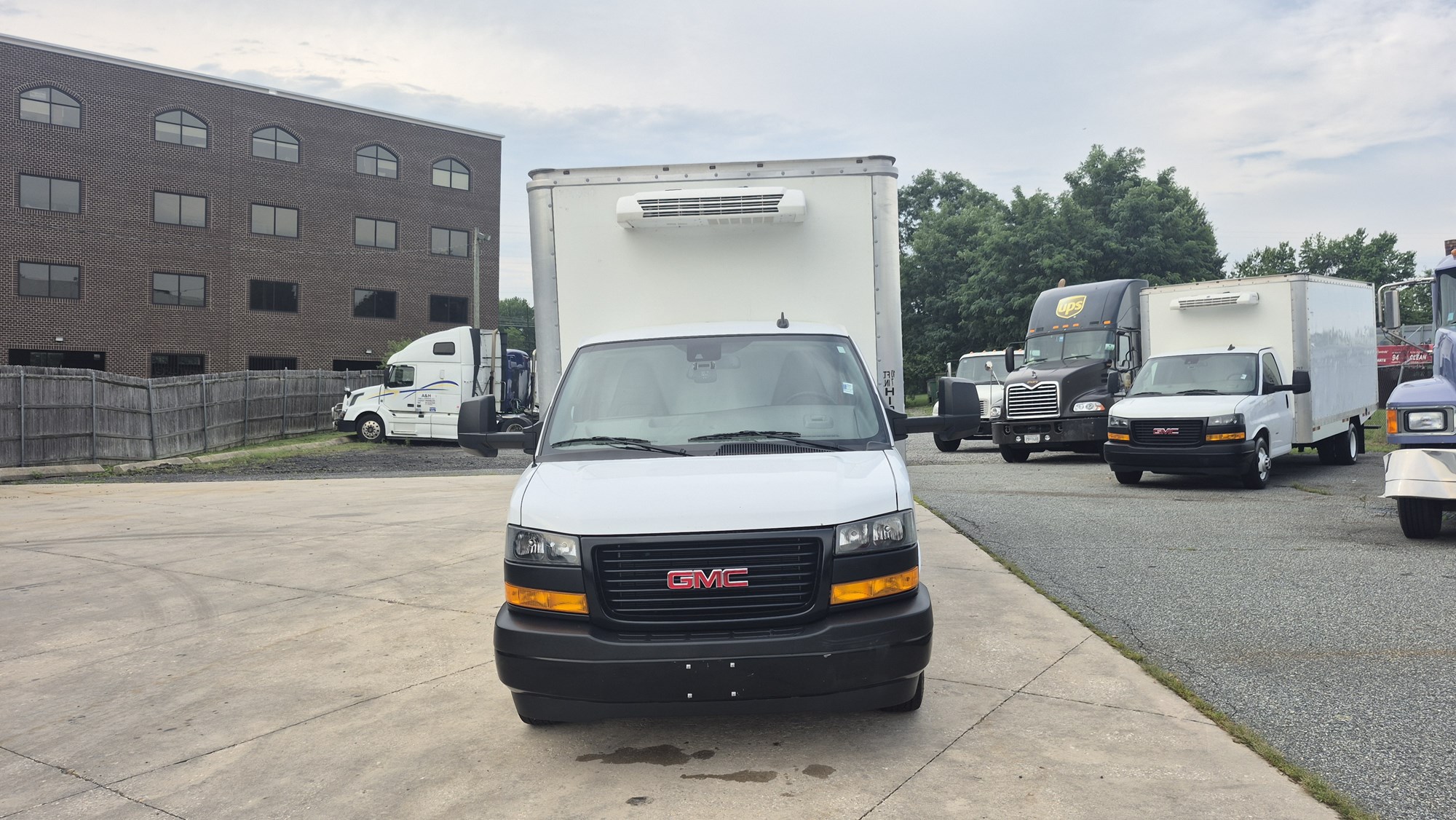 2024 GMC SAVANA 3500 2024 GMC SAVANA 3500 - image 2 of 6