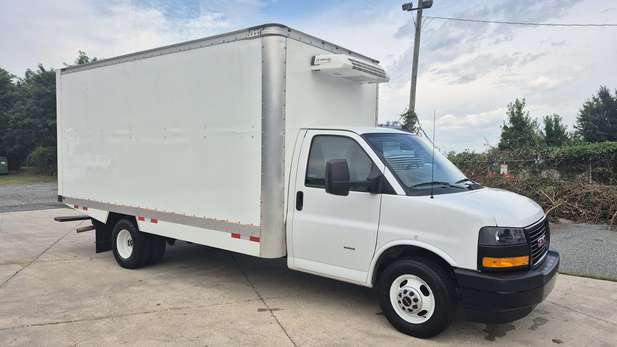 2024 GMC SAVANA 3500 2024 GMC SAVANA 3500 - image 3 of 6