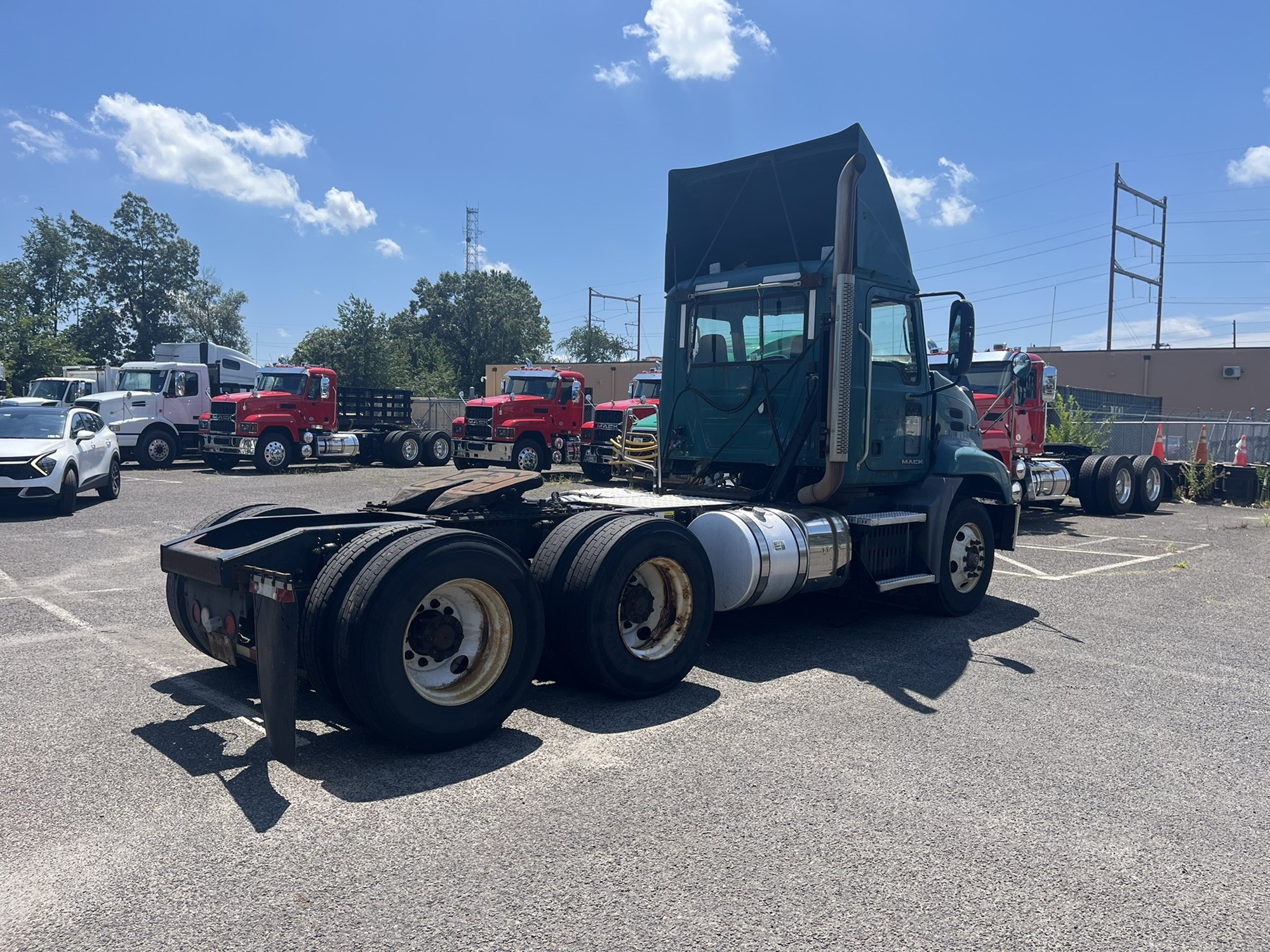2011 MACK CXN613 1081727-04 2011 MACK CXN613 1081727-04