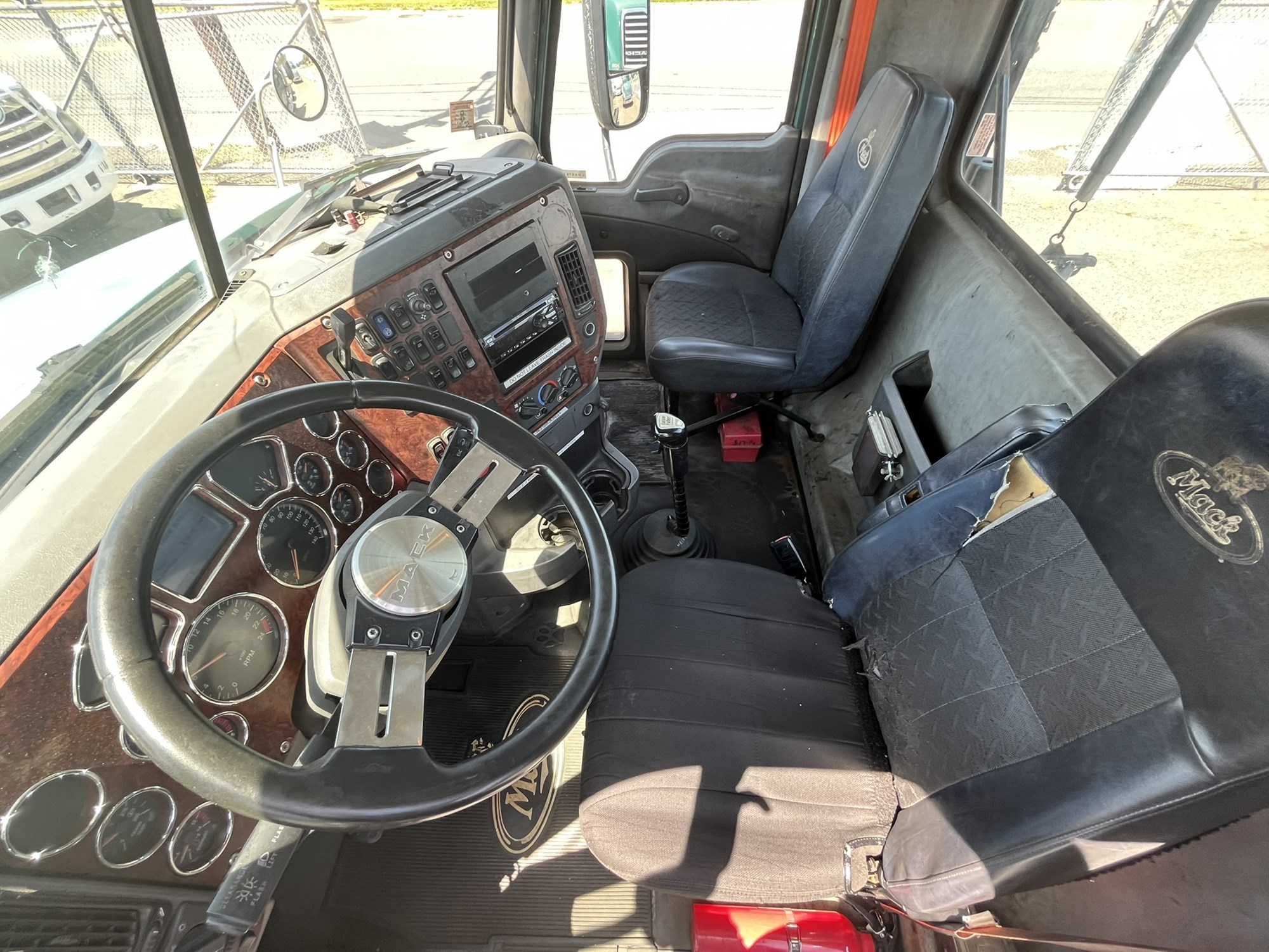 2011 MACK CXN613 1081727-12 2011 MACK CXN613 1081727-12