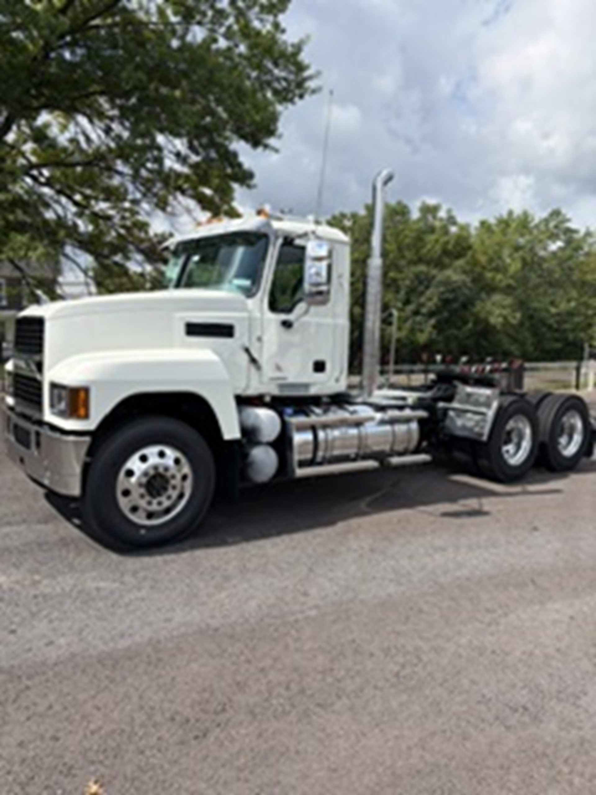 2027 MACK Pinnacle 64T DC 2027 MACK Pinnacle 64T DC - image 2 of 6