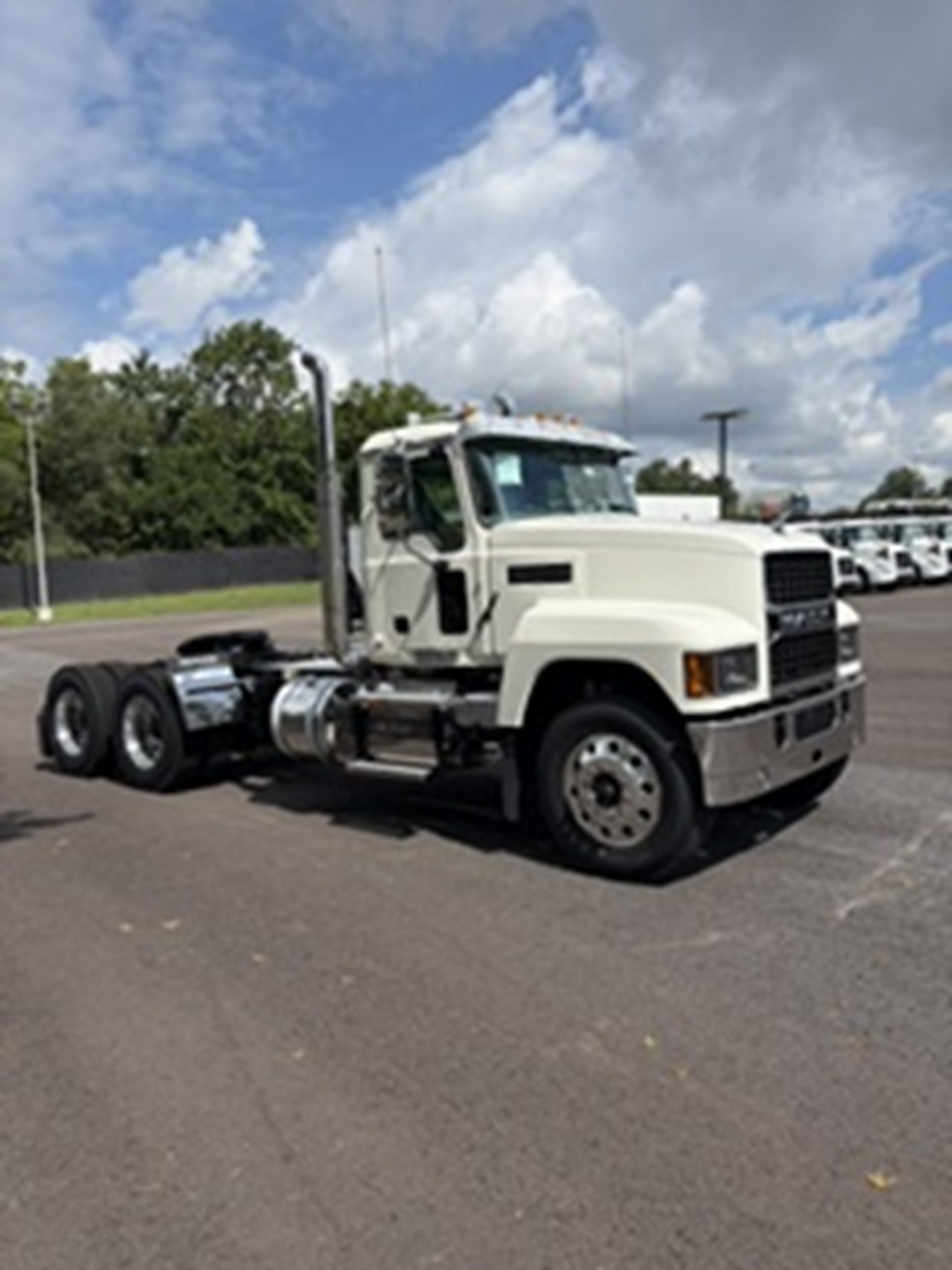2027 MACK Pinnacle 64T DC 2027 MACK Pinnacle 64T DC - image 3 of 6
