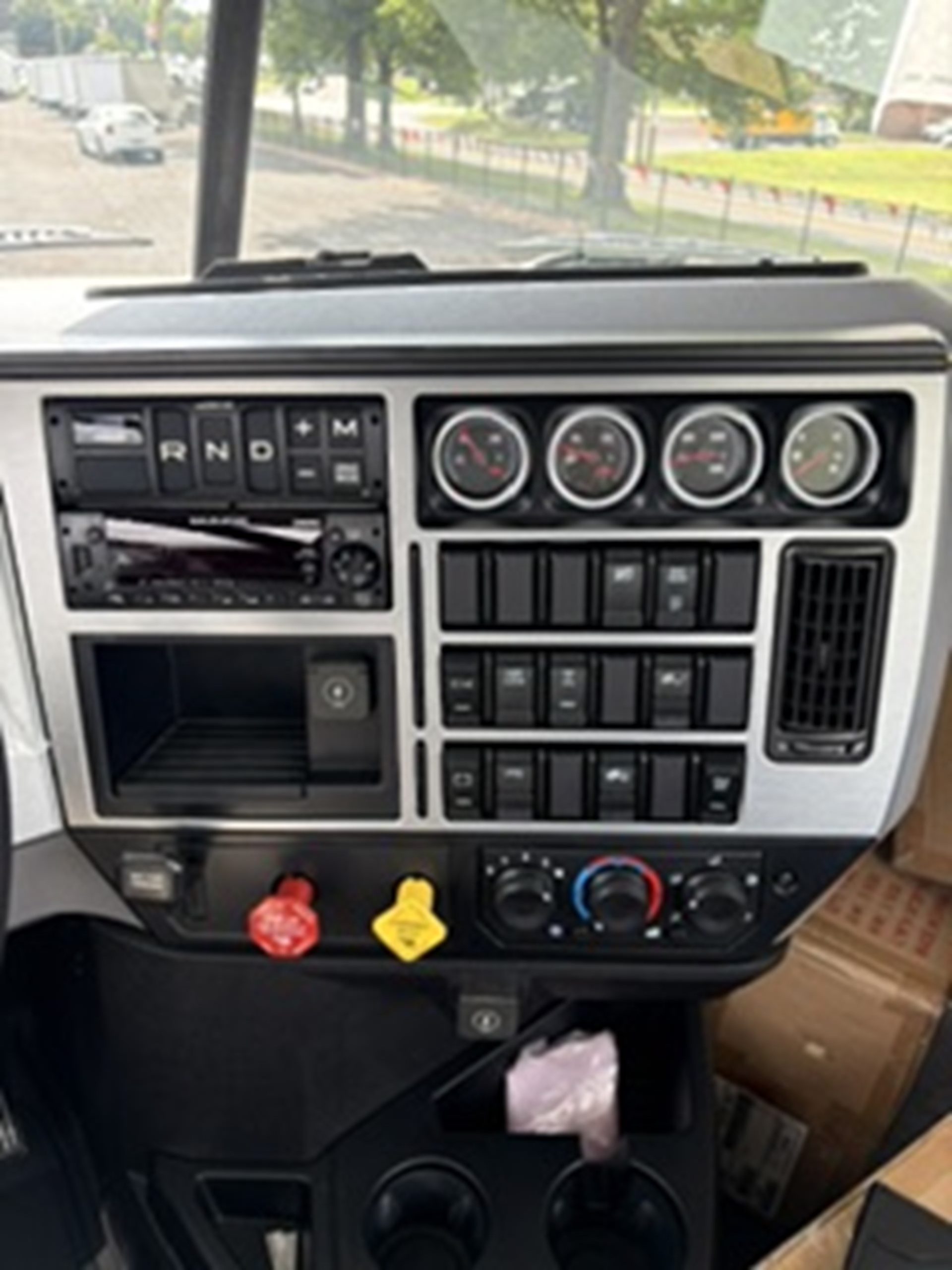 2027 MACK Pinnacle 64T DC 1102802-10 2027 MACK Pinnacle 64T DC 1102802-10