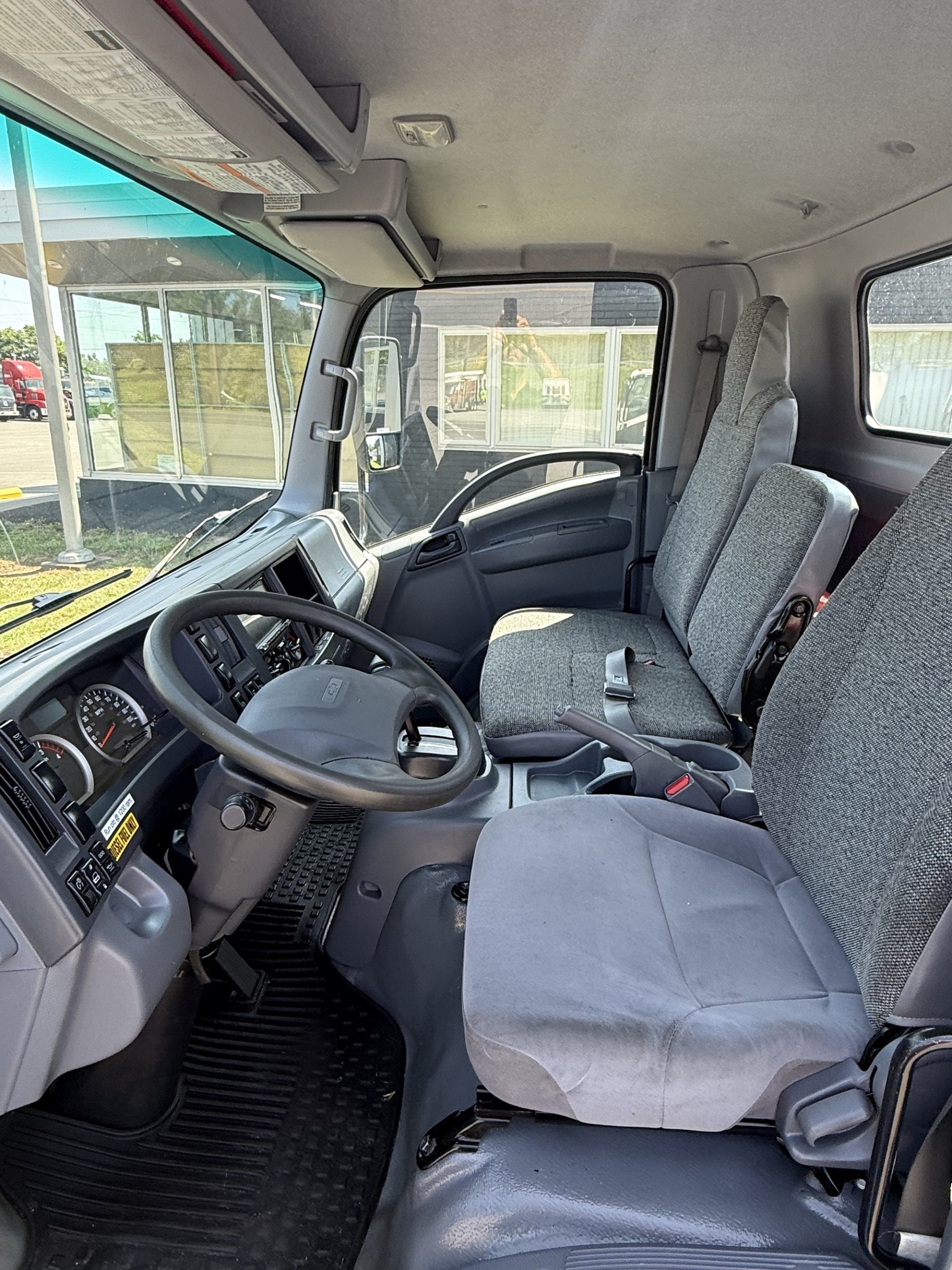 2022 CHEVROLET 5500HD 2022 CHEVROLET 5500HD - image 3 of 6