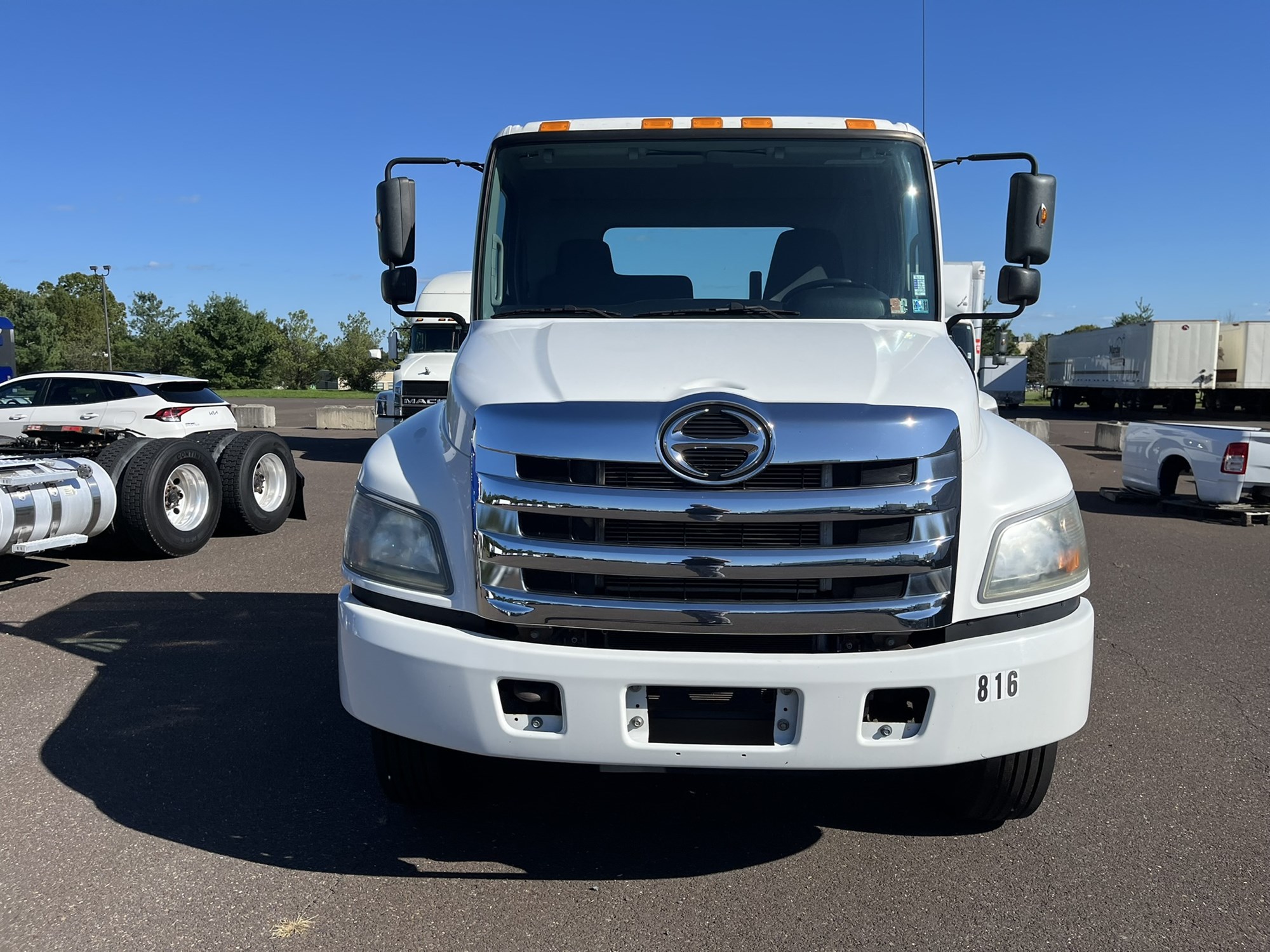 2018 HINO 268A 2018 HINO 268A - image 2 of 6