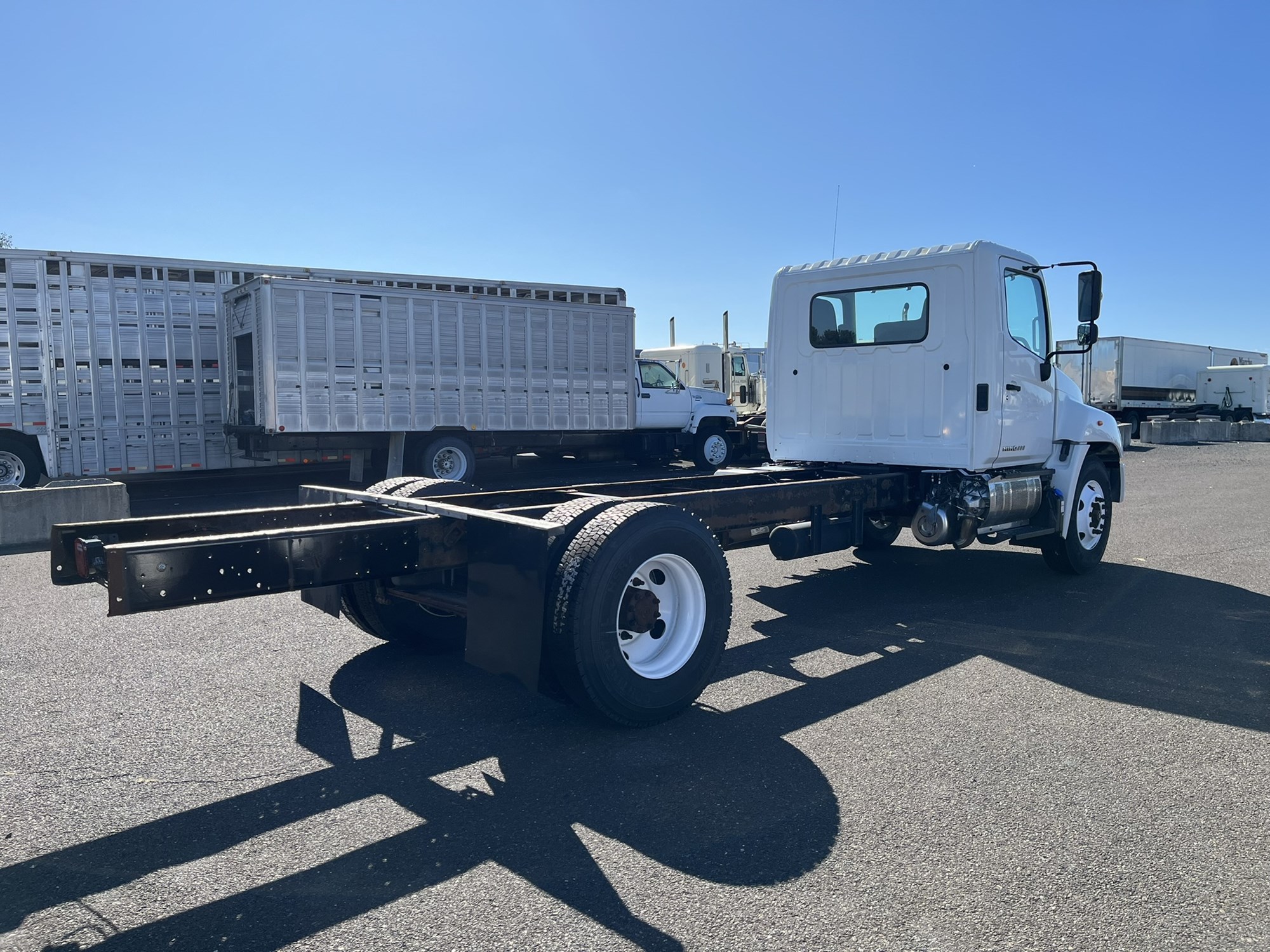 2018 HINO 268A 2018 HINO 268A - image 4 of 6