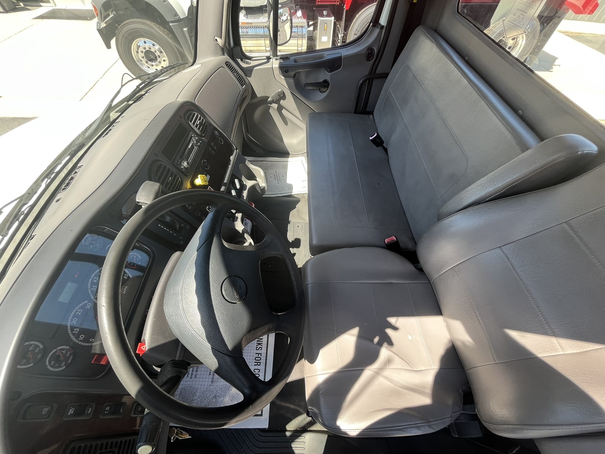 2015 FREIGHTLINER M2 1119803-12 2015 FREIGHTLINER M2 1119803-12