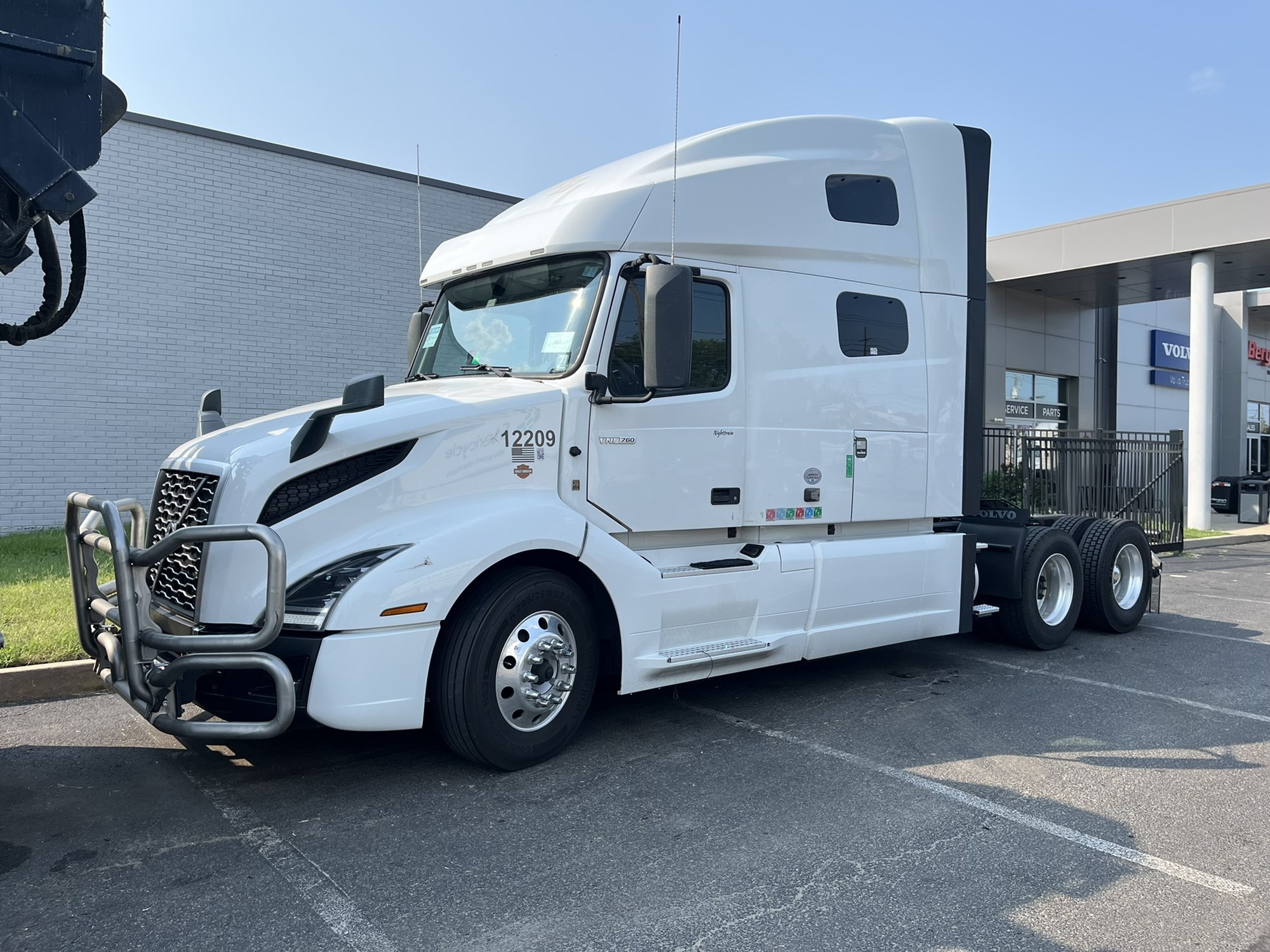 2022 VOLVO VNL64T760 2022 VOLVO VNL64T760 - image 1 of 4