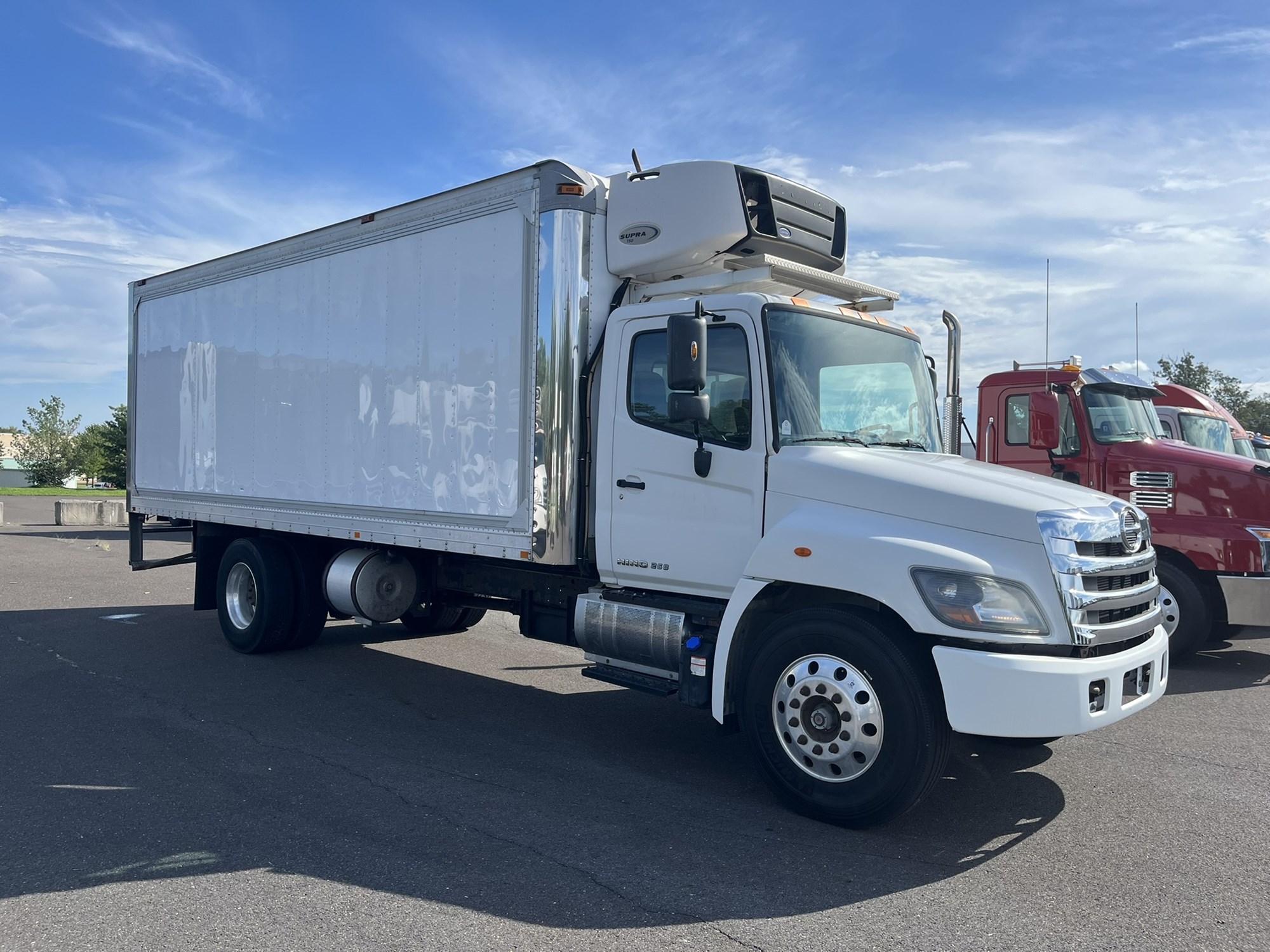 2018 HINO 268A 2018 HINO 268A - image 3 of 6