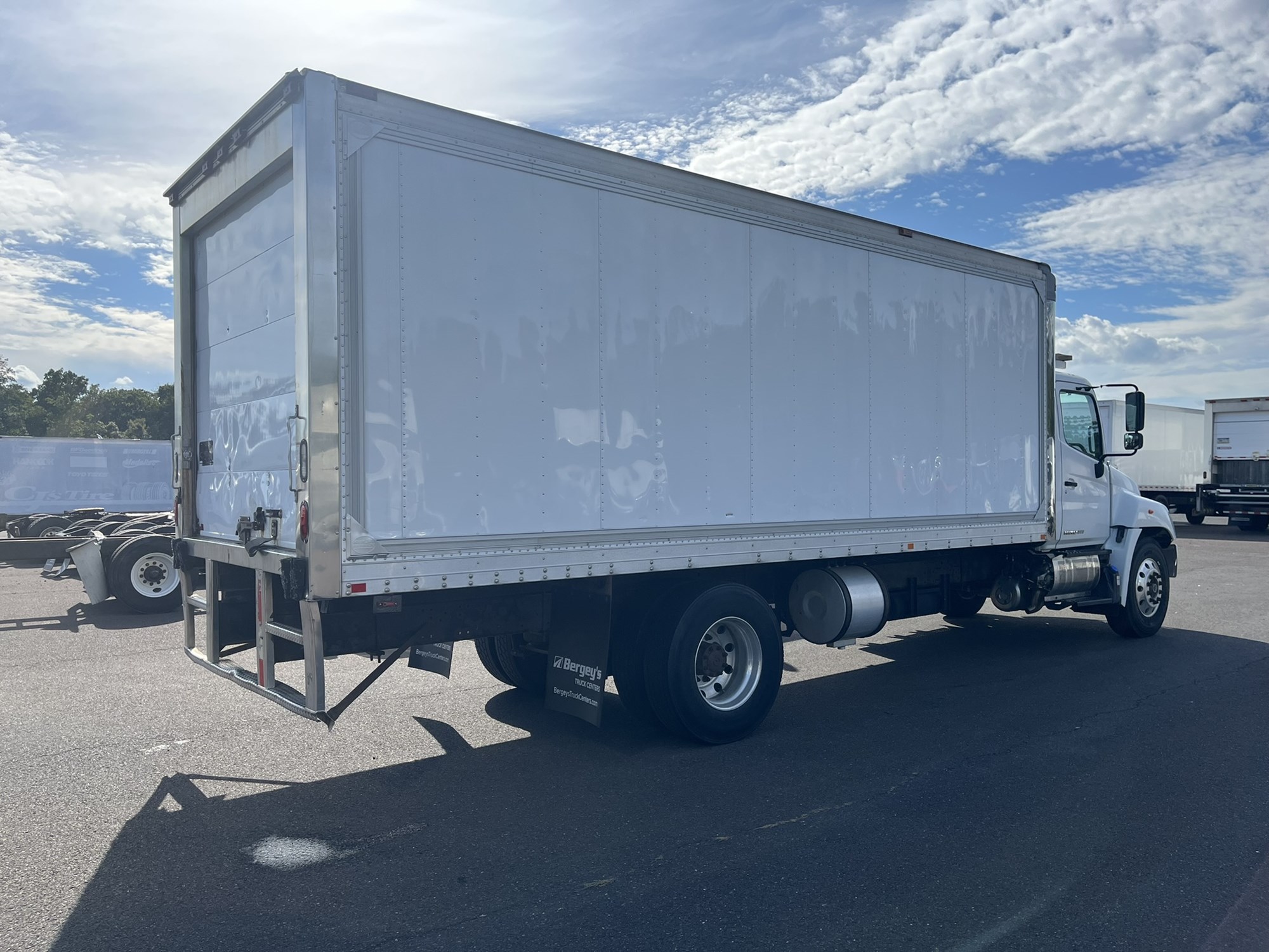 2018 HINO 268A 2018 HINO 268A - image 4 of 6