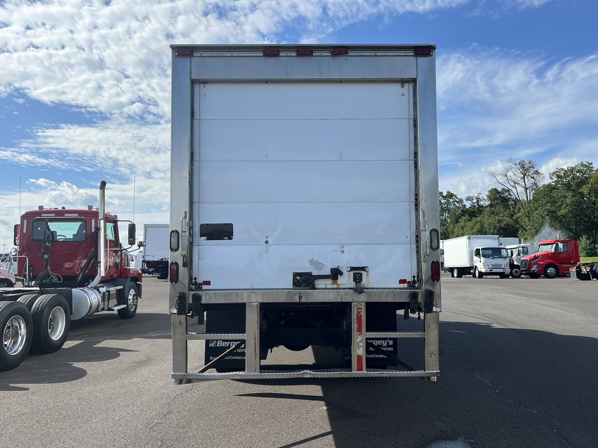 2018 HINO 268A 2018 HINO 268A - image 5 of 6