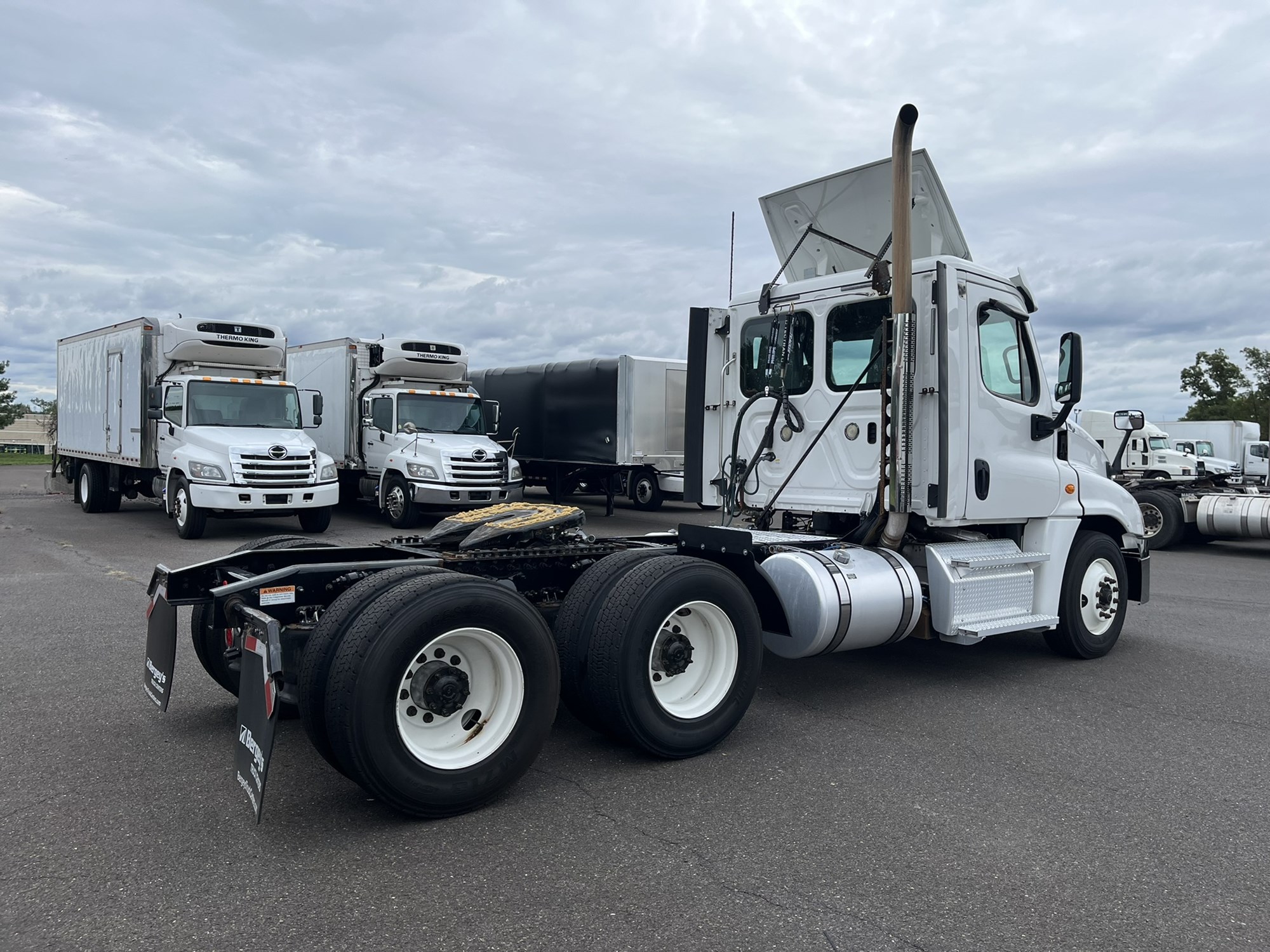 2019 FREIGHTLINER CASCADIA 2019 FREIGHTLINER CASCADIA - image 4 of 6