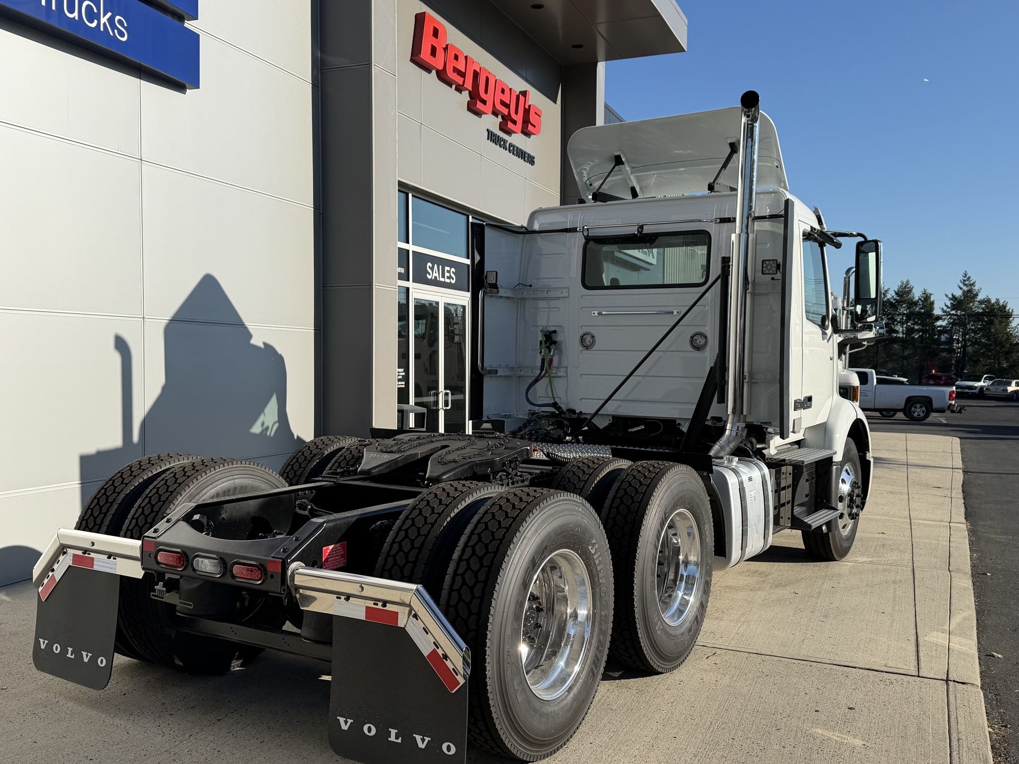 2027 VOLVO VNR64T300 2027 VOLVO VNR64T300 - image 3 of 4