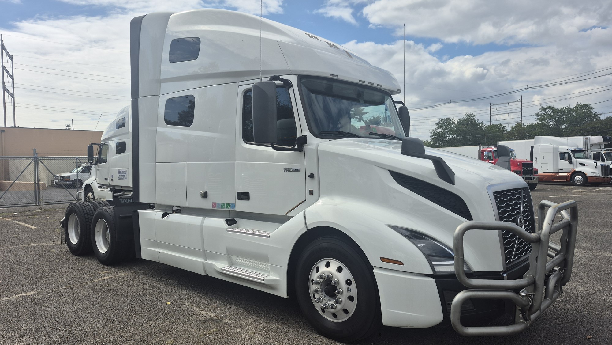 2022 VOLVO VNL64T760 2022 VOLVO VNL64T760 - image 3 of 6