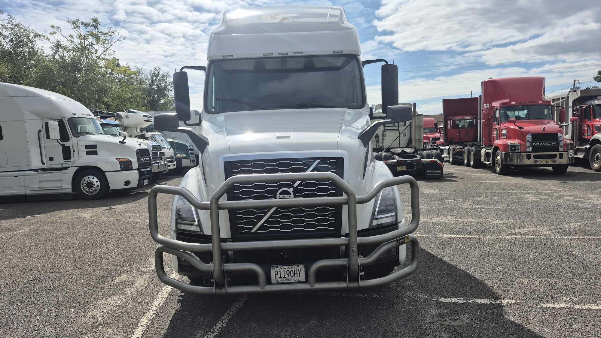 2022 VOLVO VNL 760 2022 VOLVO VNL 760 - image 2 of 6