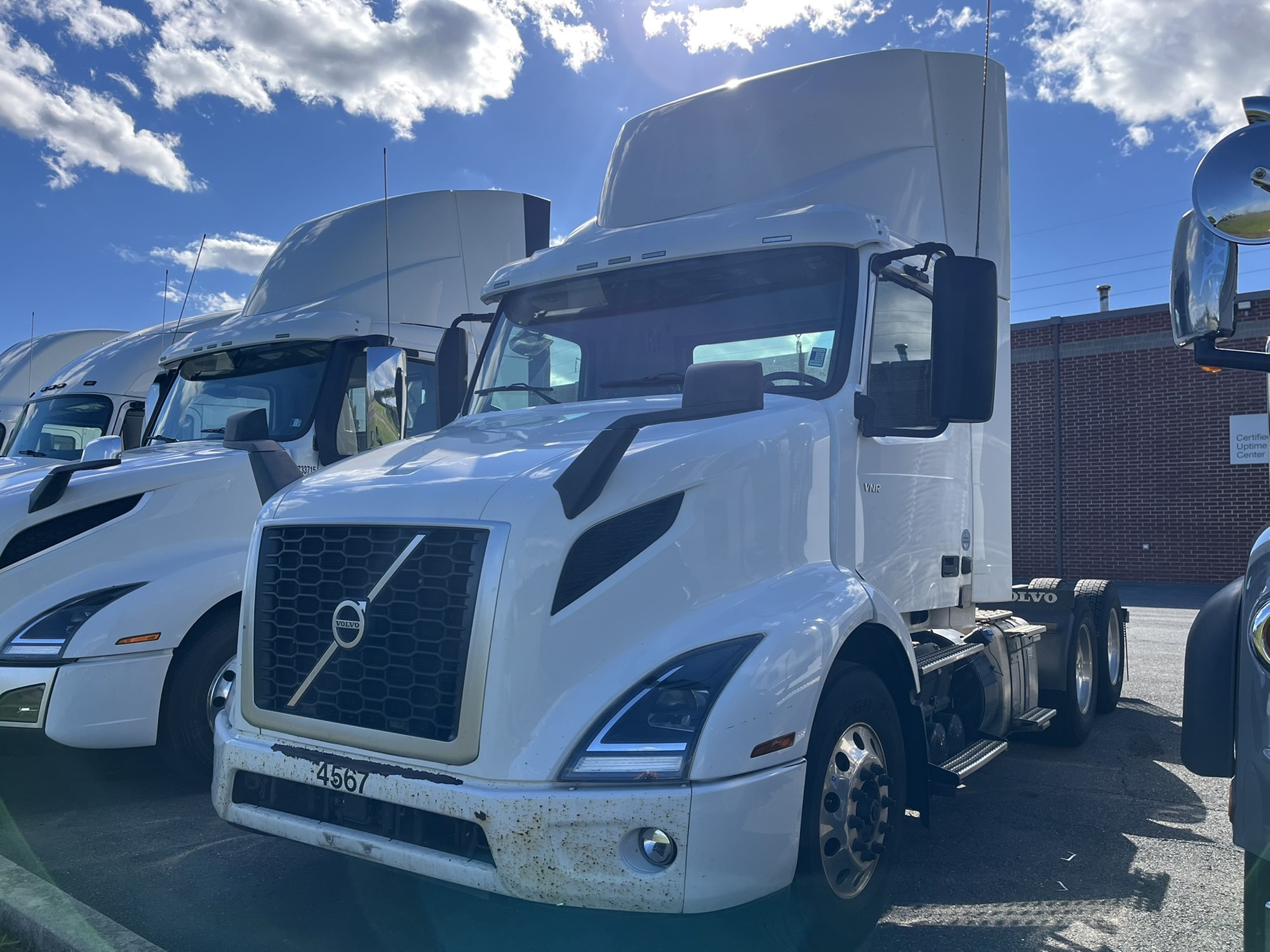 2021 VOLVO VNR 2021 VOLVO VNR - image 1 of 3